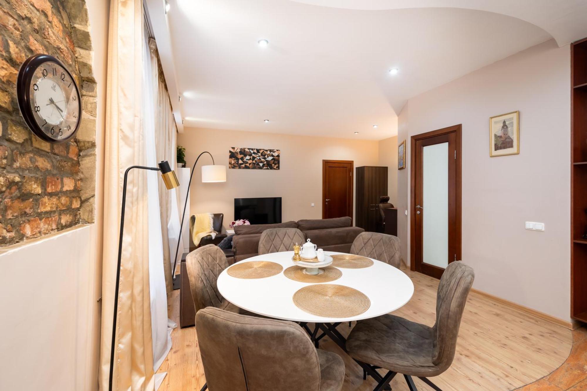 Baltic Amber In Diplomatic District & Free Parking