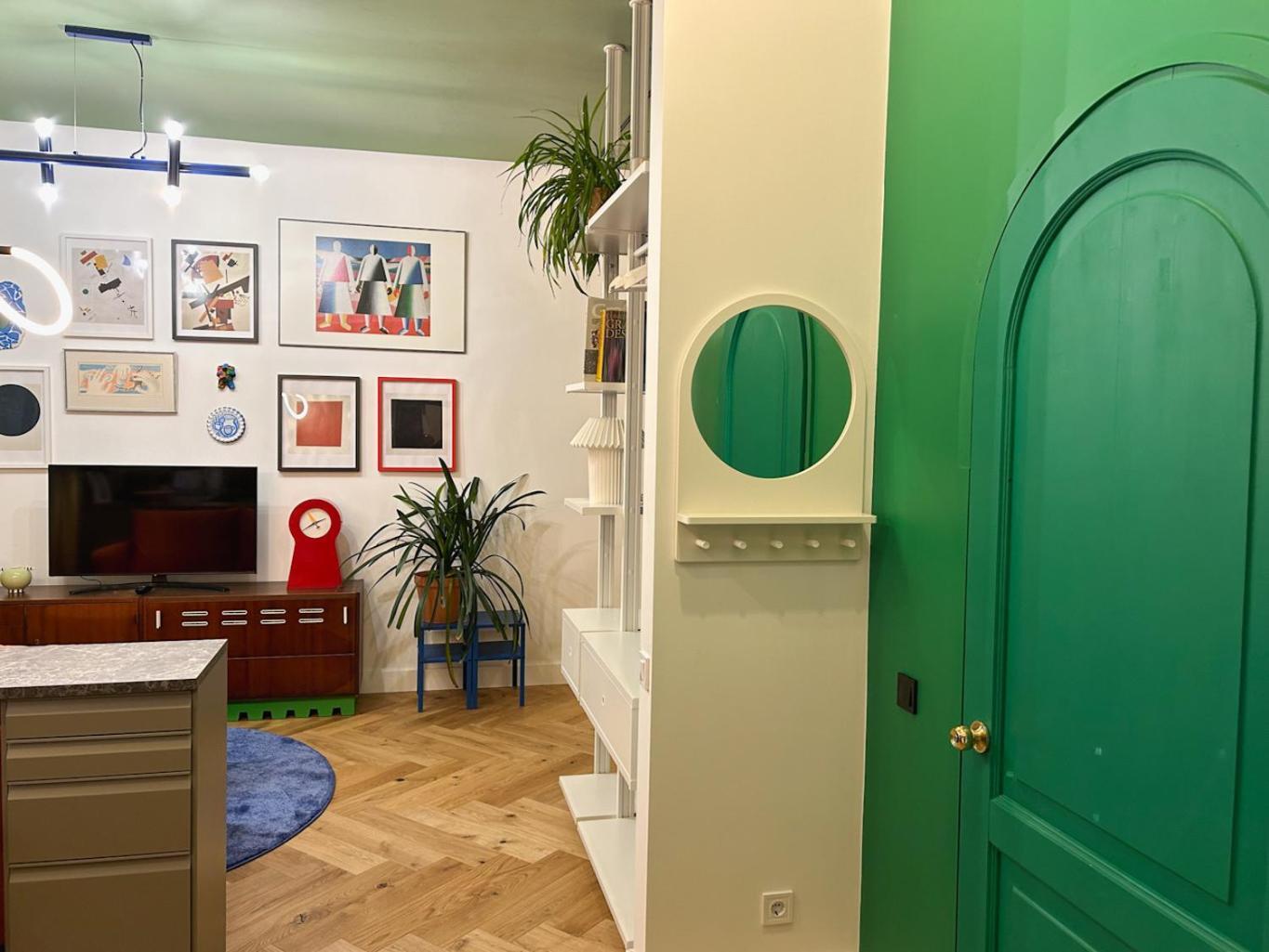 Unique In Center Apartment