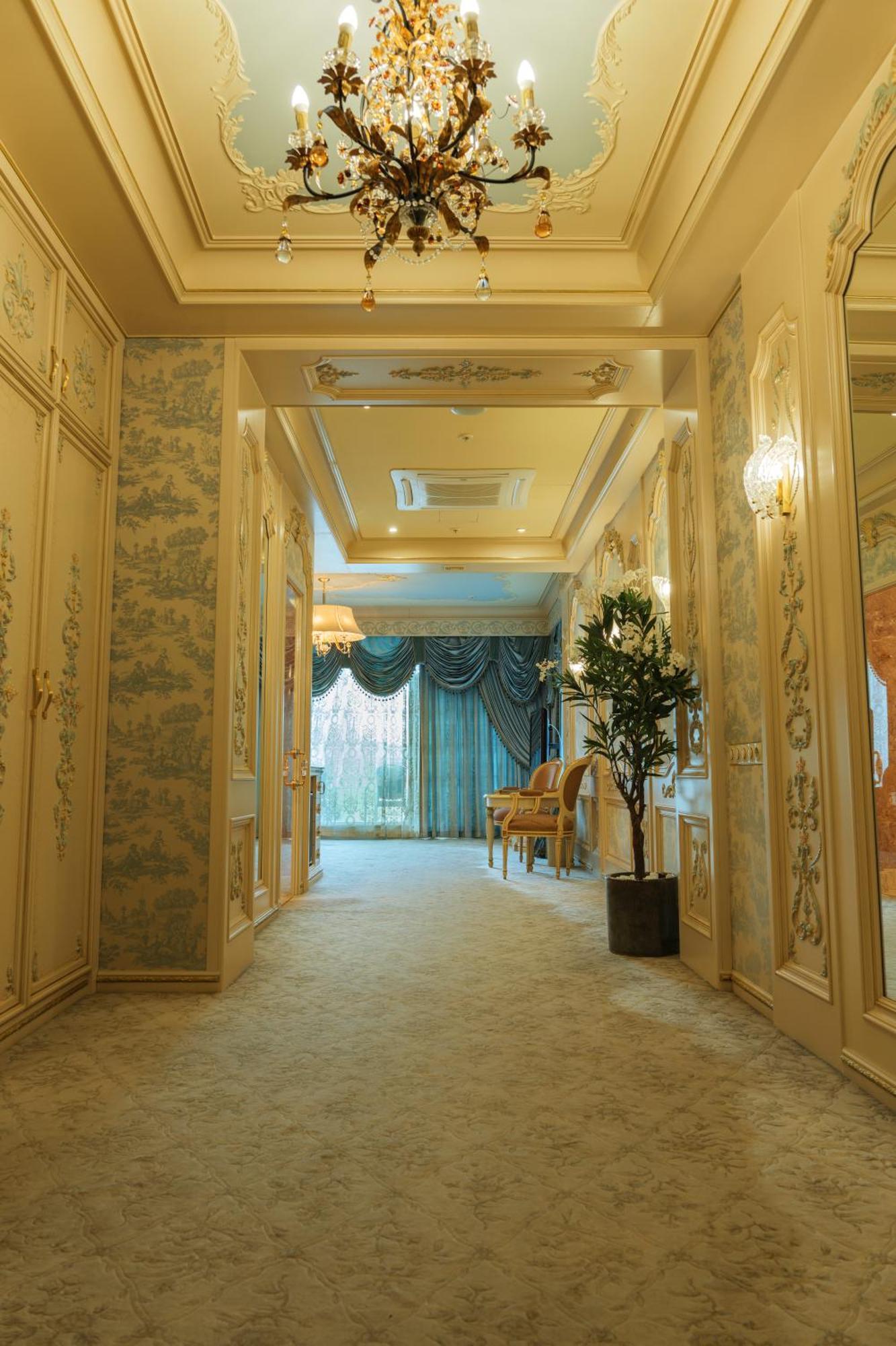 Royal & Hotel