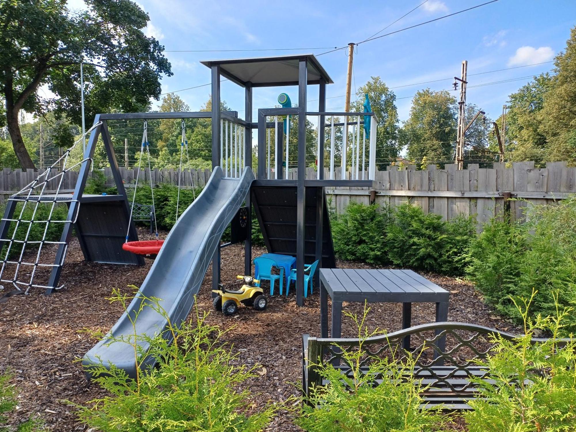 Garden & Private Parking With Playground Dzīvoklis