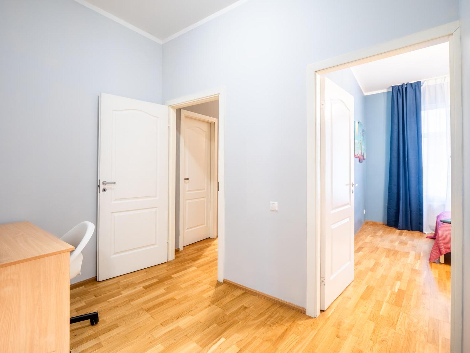 Apartment Spacious 2br For 8 Guests, Quite Centre, Art Nouveau Area