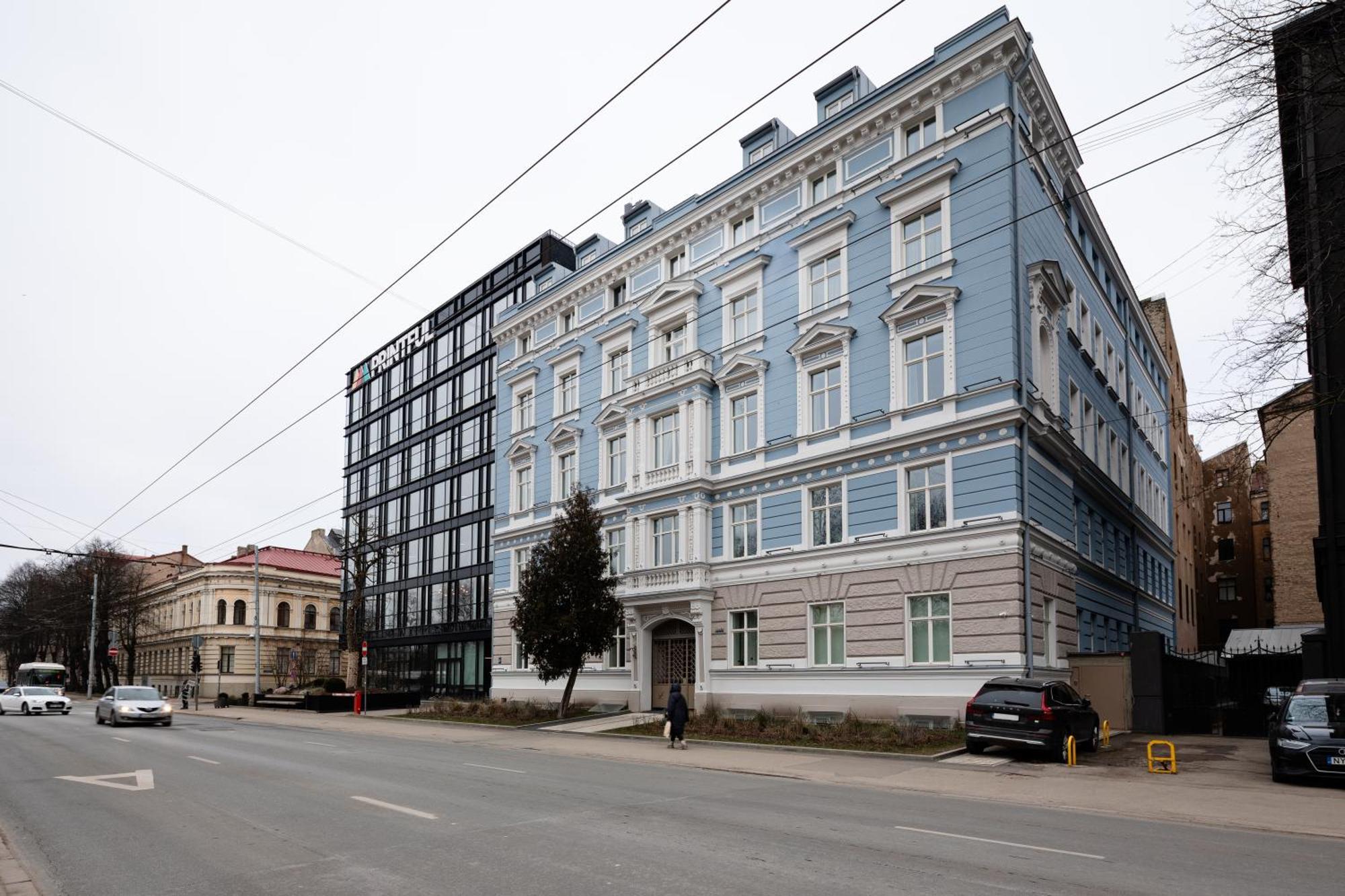 Raina Boulevard Exclusive Design By The Park Apartment