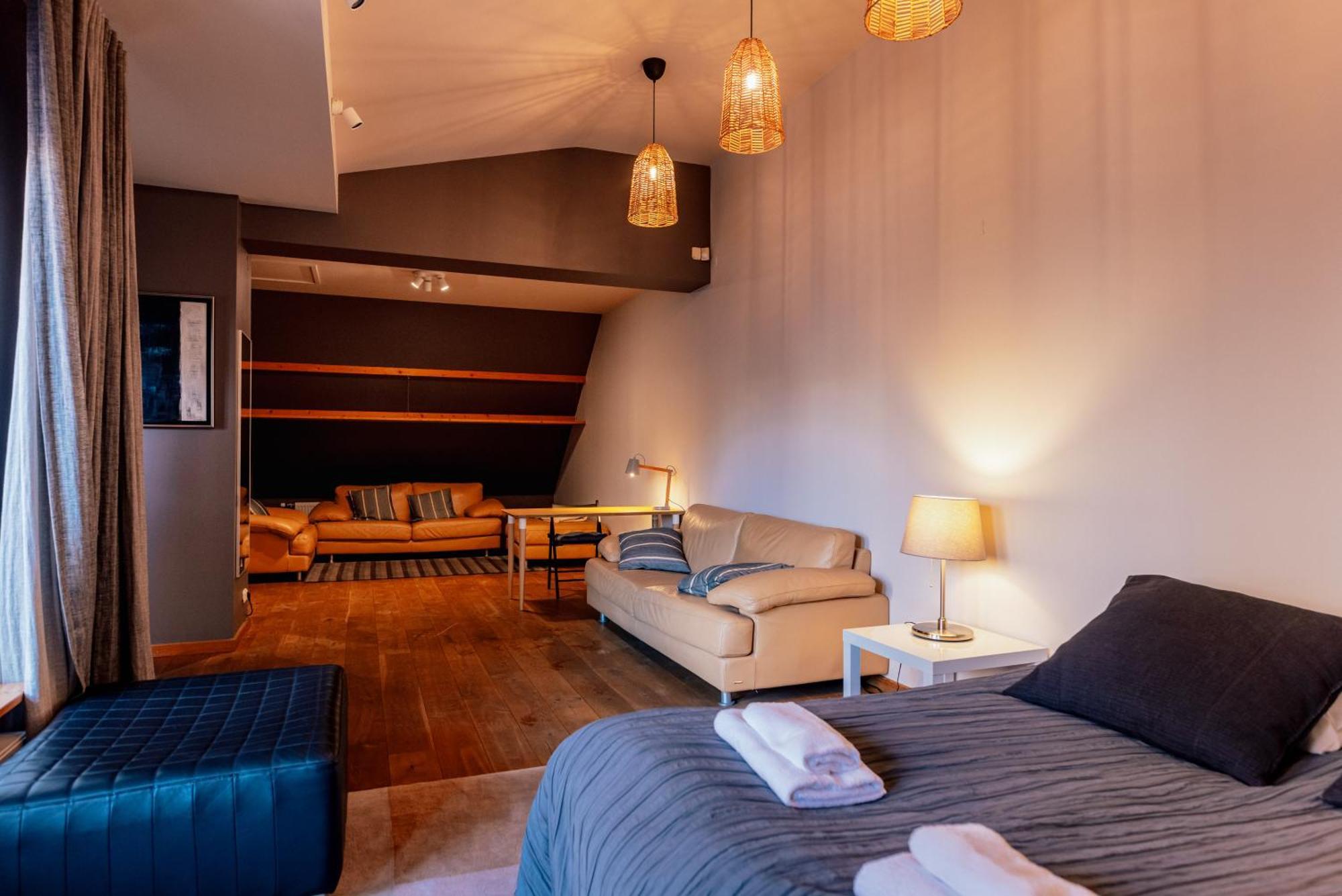 Spacious 2-story Apt. W/ Terrace - 280 M2 Căn hộ *