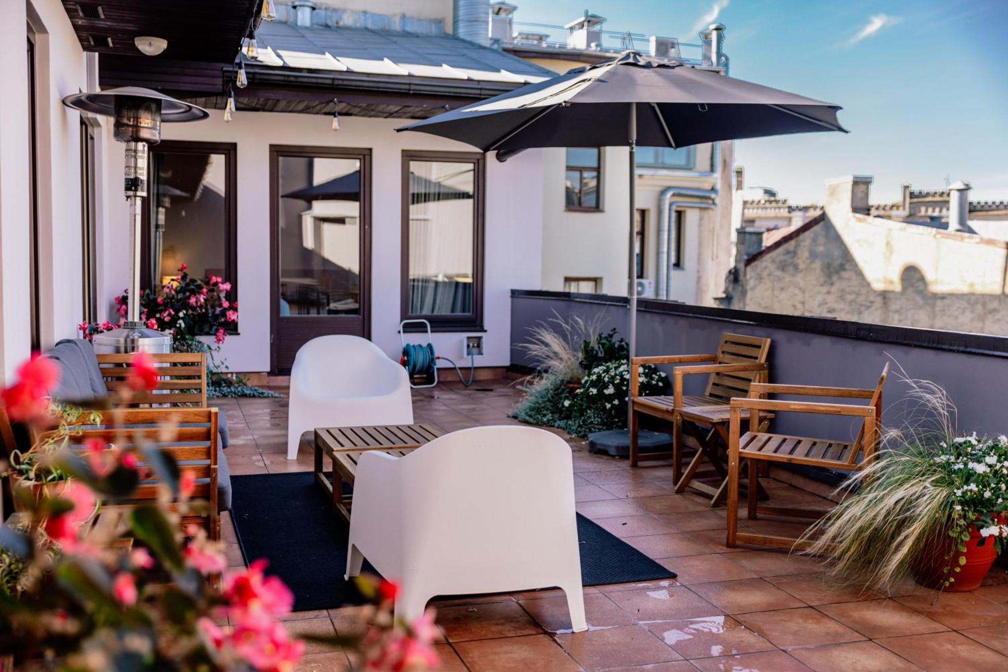Căn hộ Spacious 2-story Apt. W/ Terrace - 280 M2