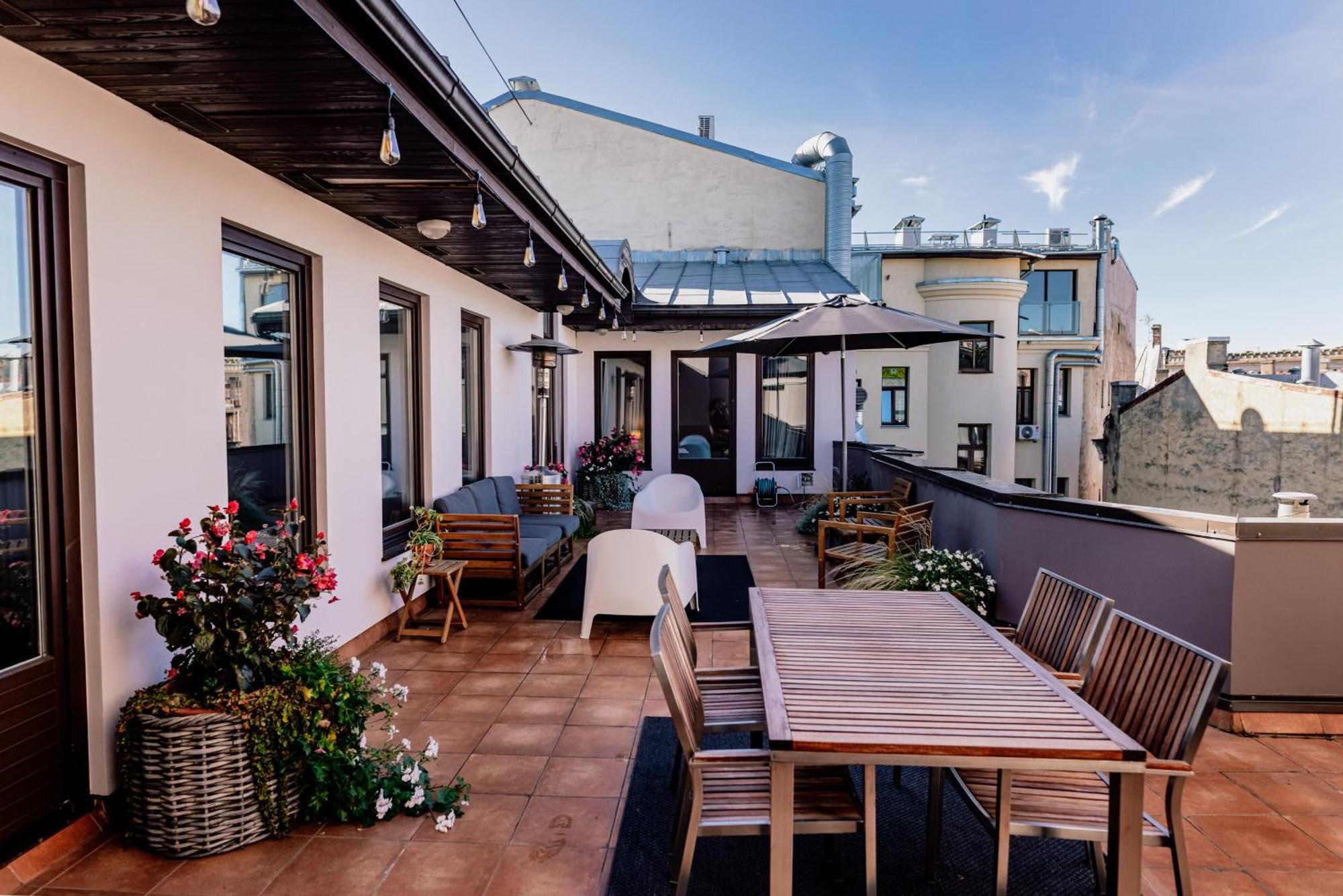 Spacious 2-story Apt. W/ Terrace - 280 M2 Căn hộ *