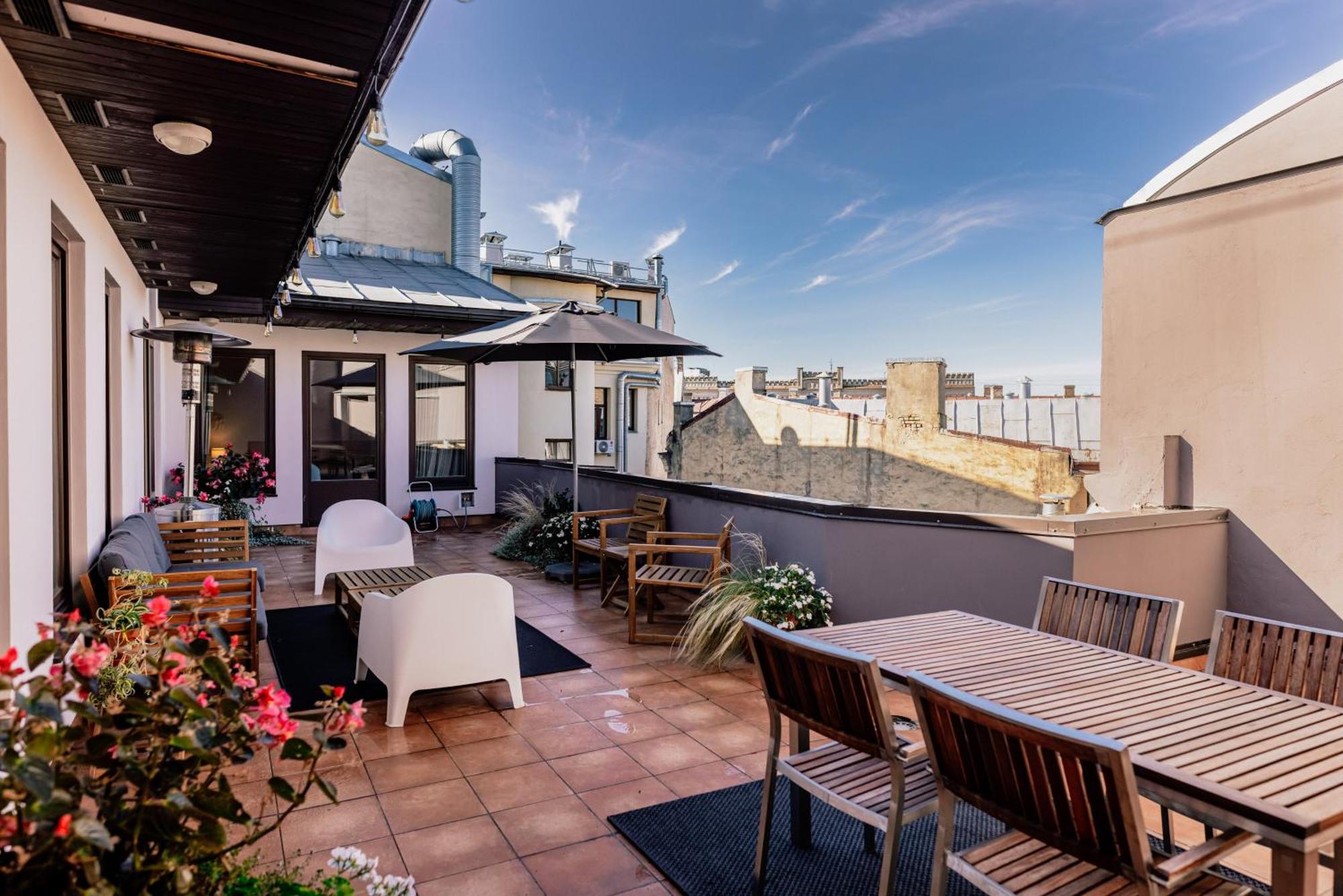 Căn hộ Spacious 2-story Apt. W/ Terrace - 280 M2 *