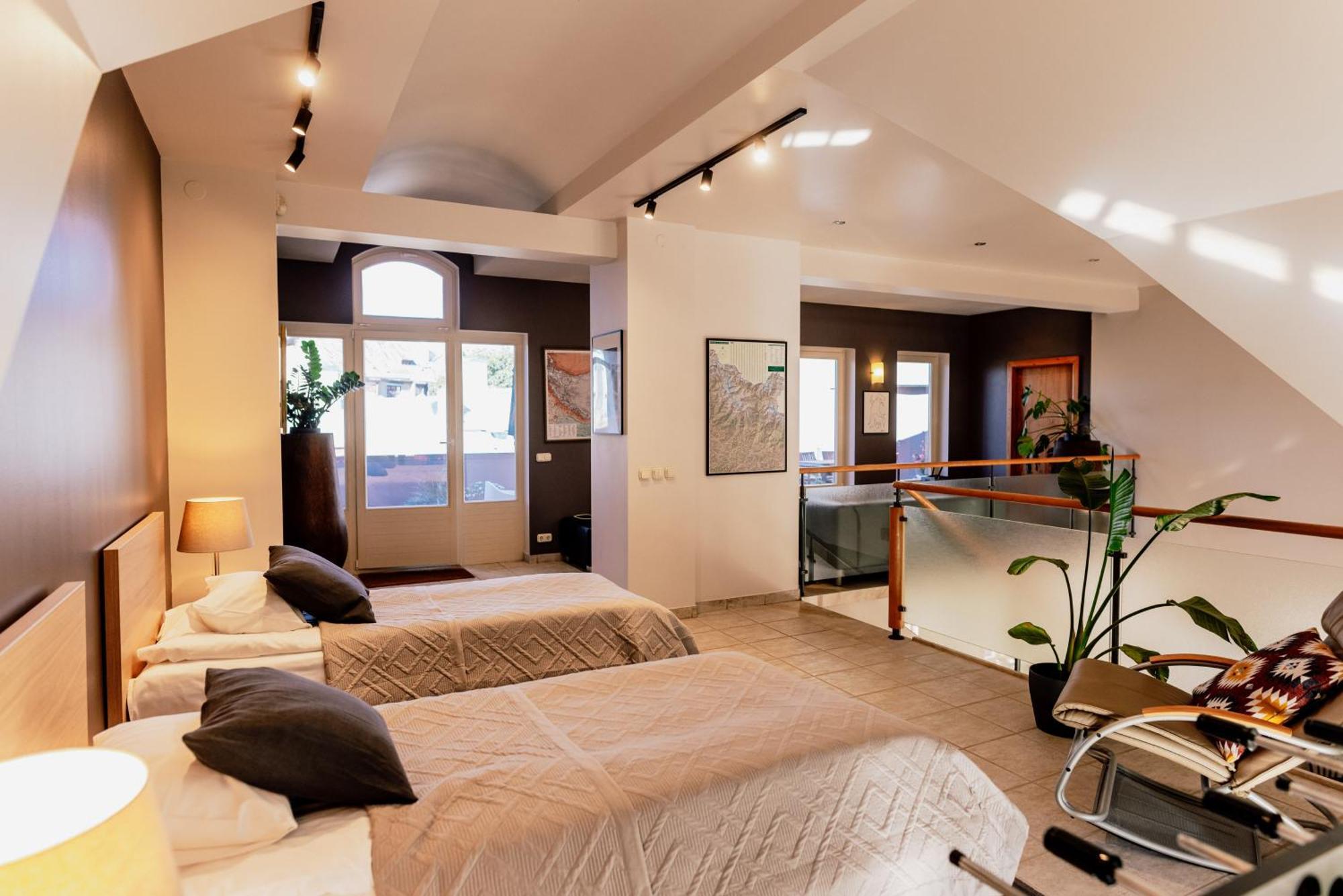 Spacious 2-story Apt. W/ Terrace - 280 M2 Korter