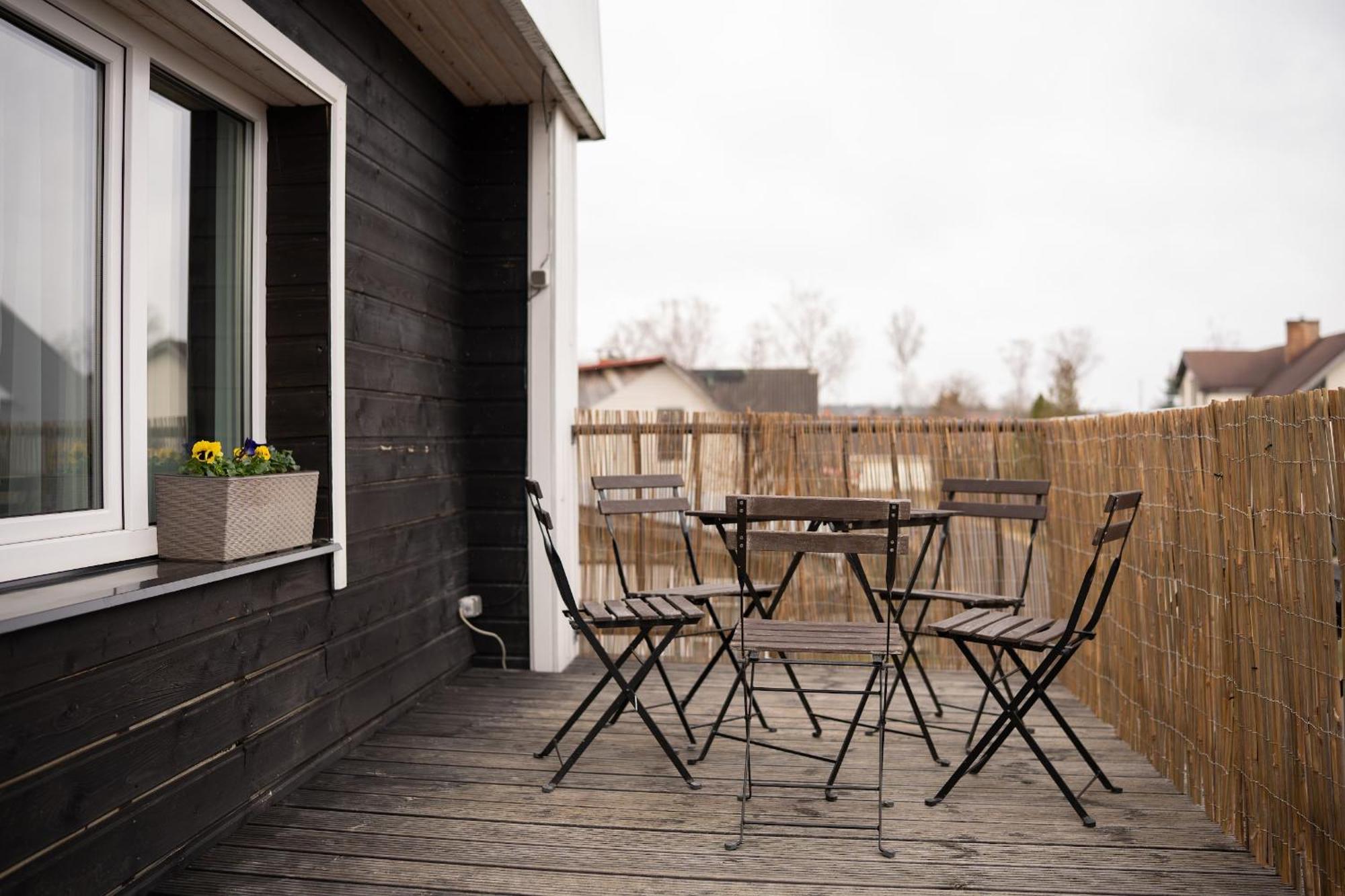 Dzīvoklis Family Garden With Free Private Parking & Playground *