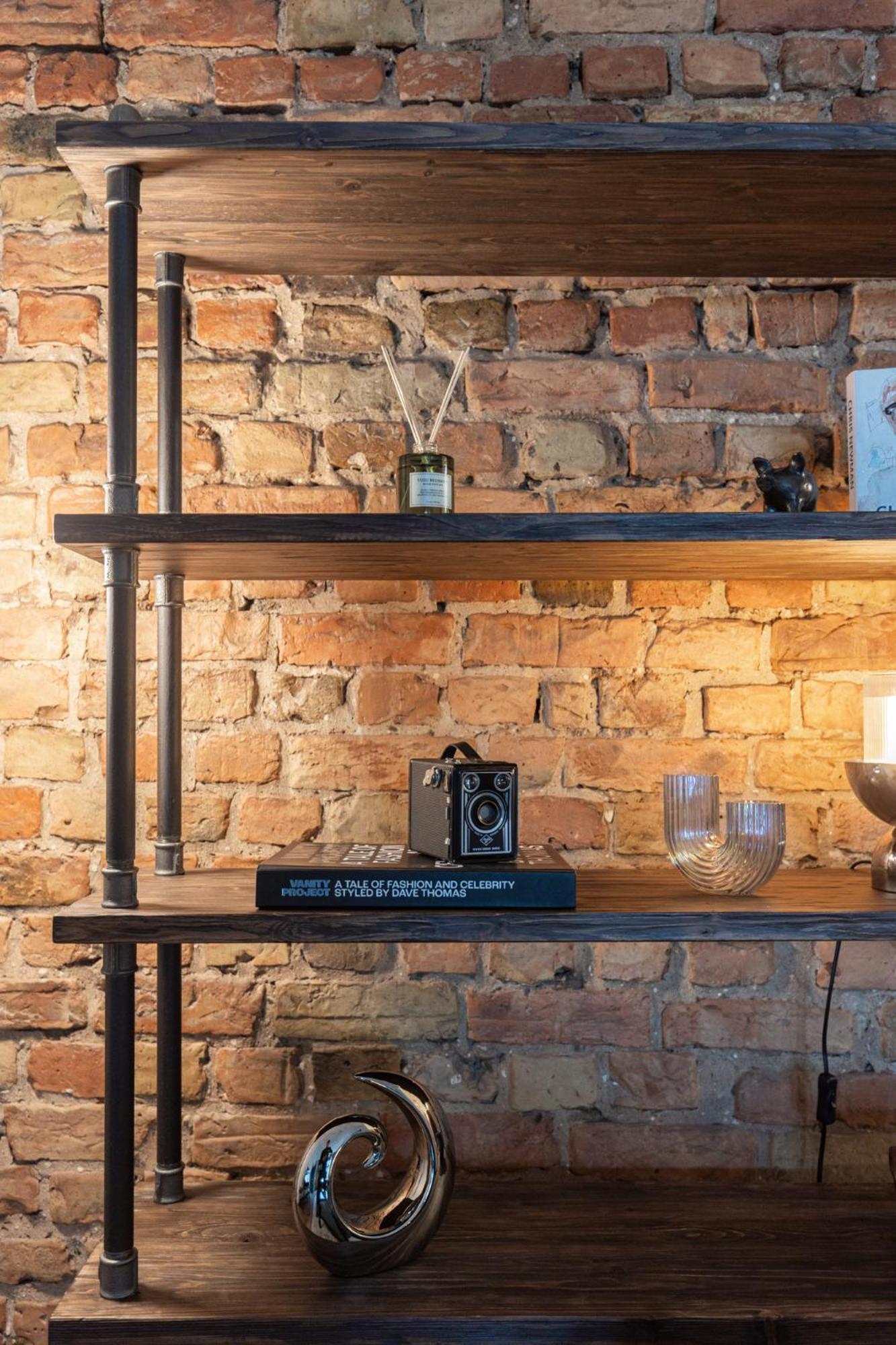 Industrial Style 2bd In Centre *