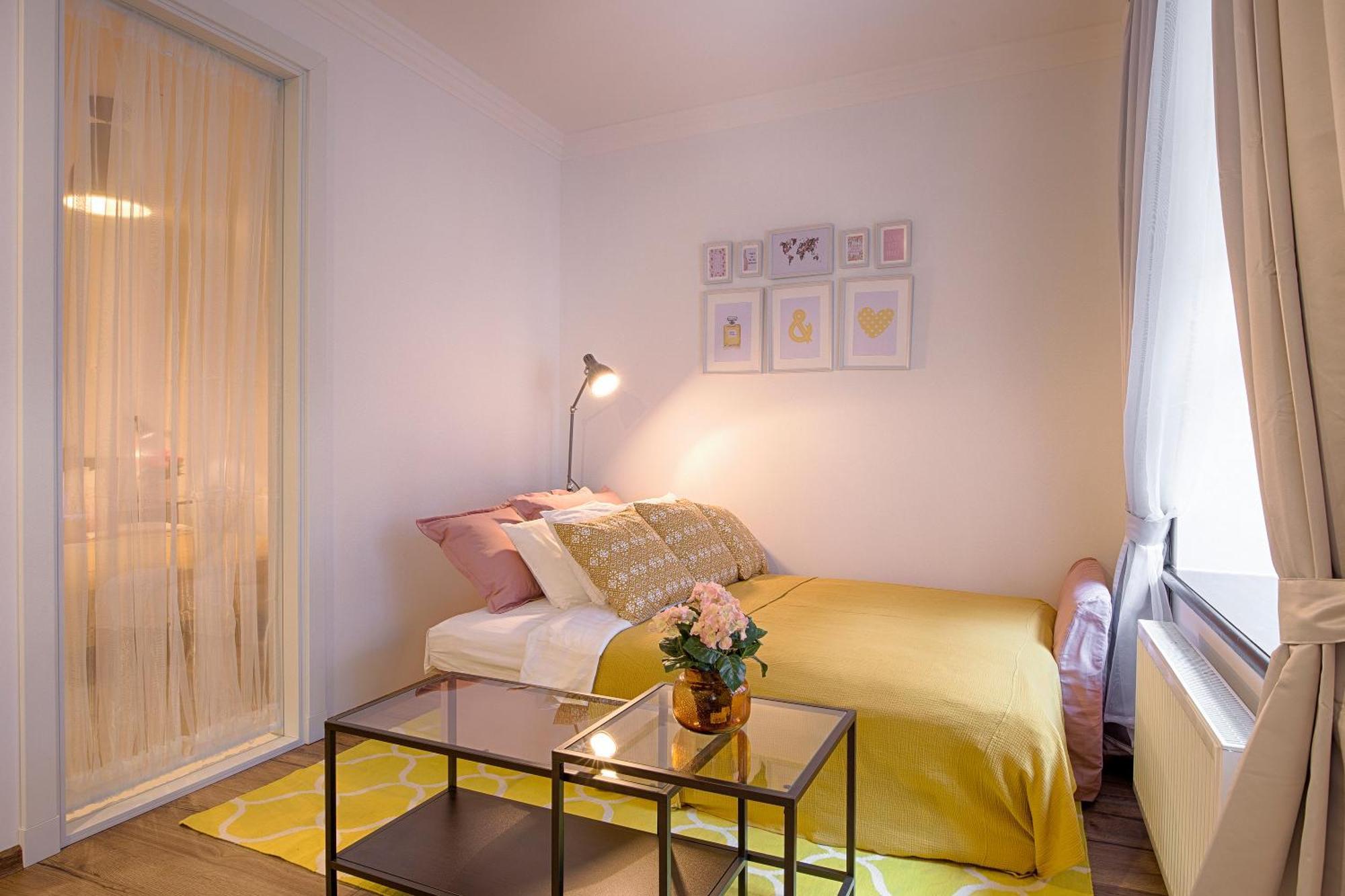 Spacious In Old Apartment Riga