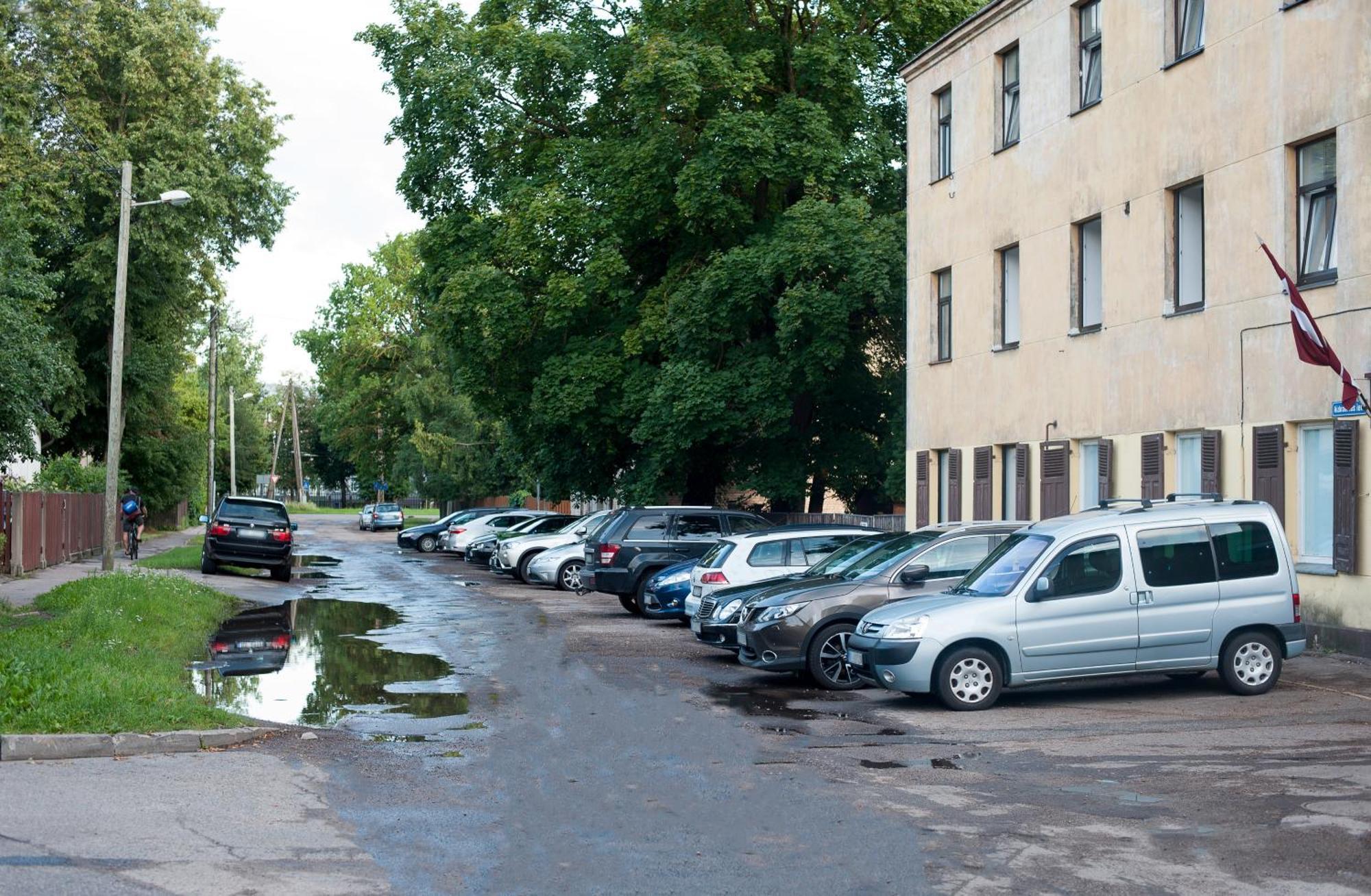Teika No 2 Apartment-retro On Brivibas Street-free Parking Riga