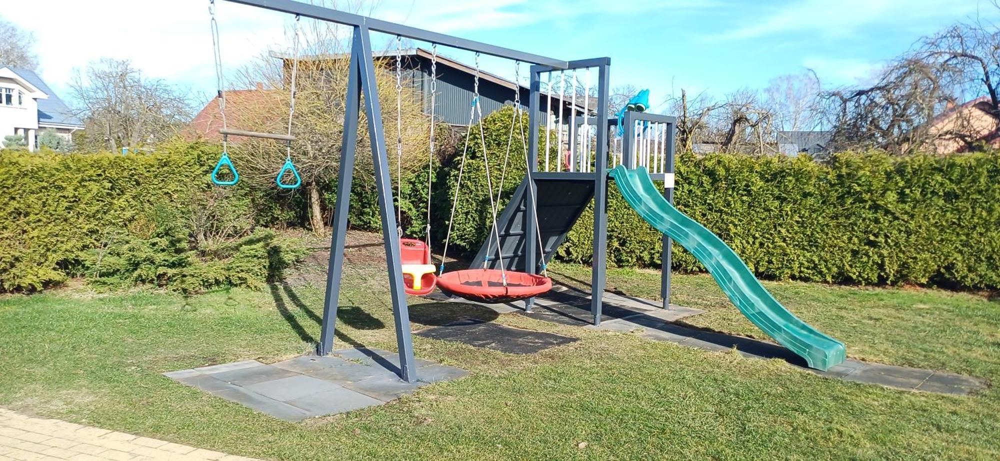 Family Garden House With Free Private Parking & Playground
