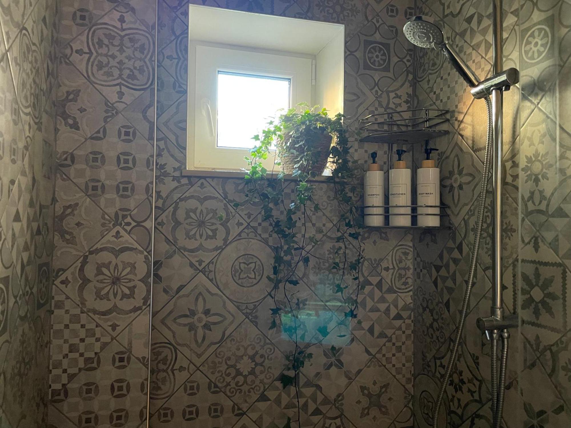 Pristine 1br In Center W/ Patio And Parking Apartamento Riga