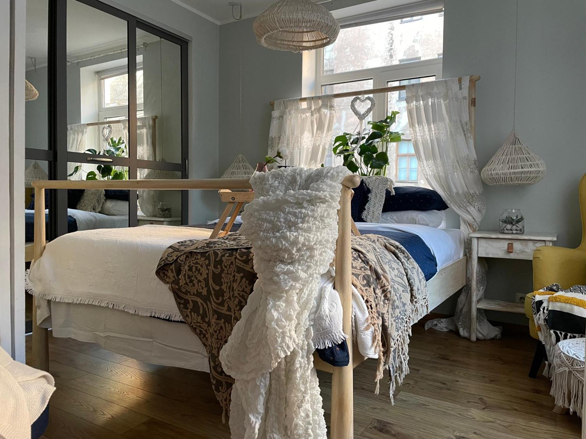 Pristine 1br In Center W/ Patio And Parking