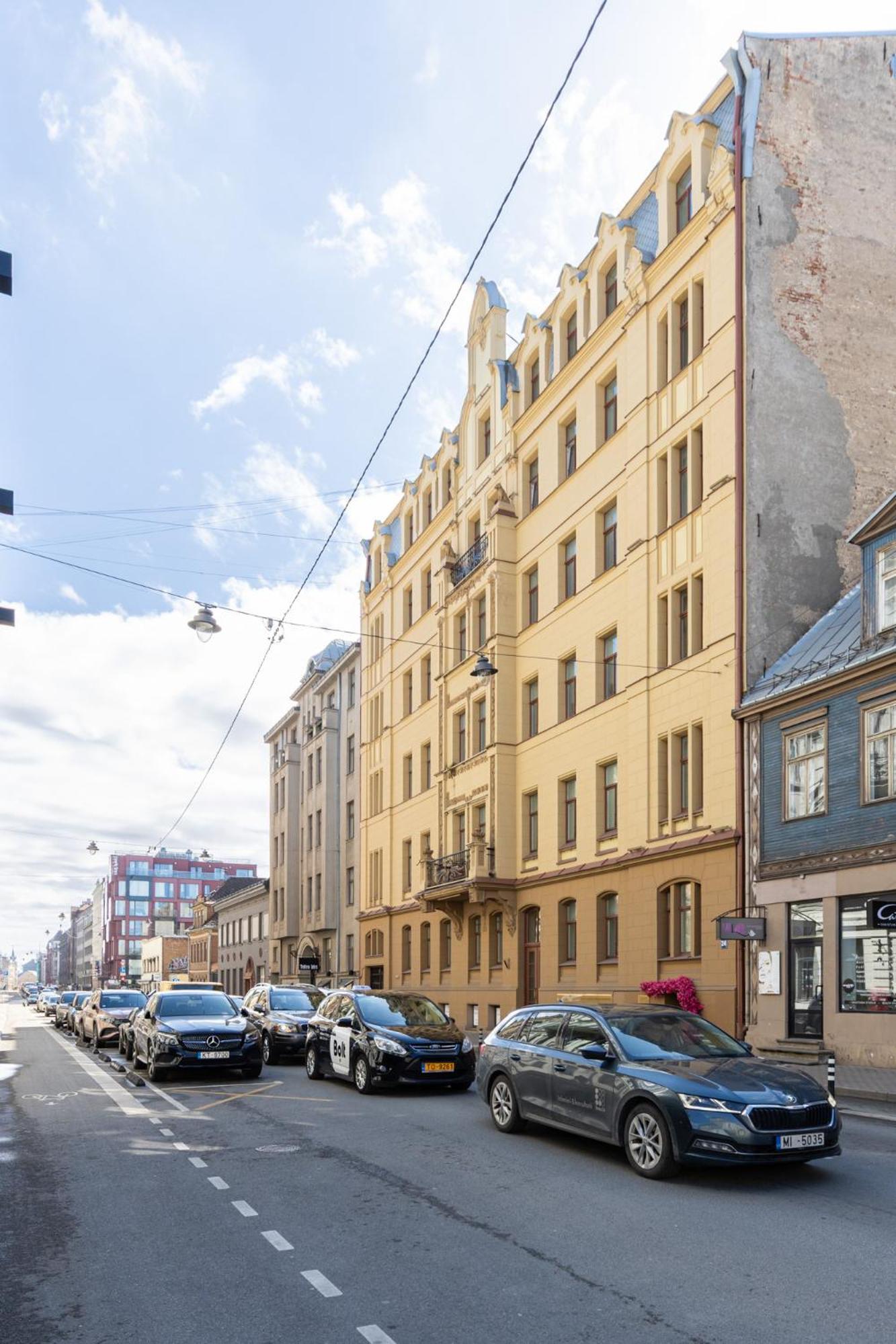 Compact Next To Jrt Apartment