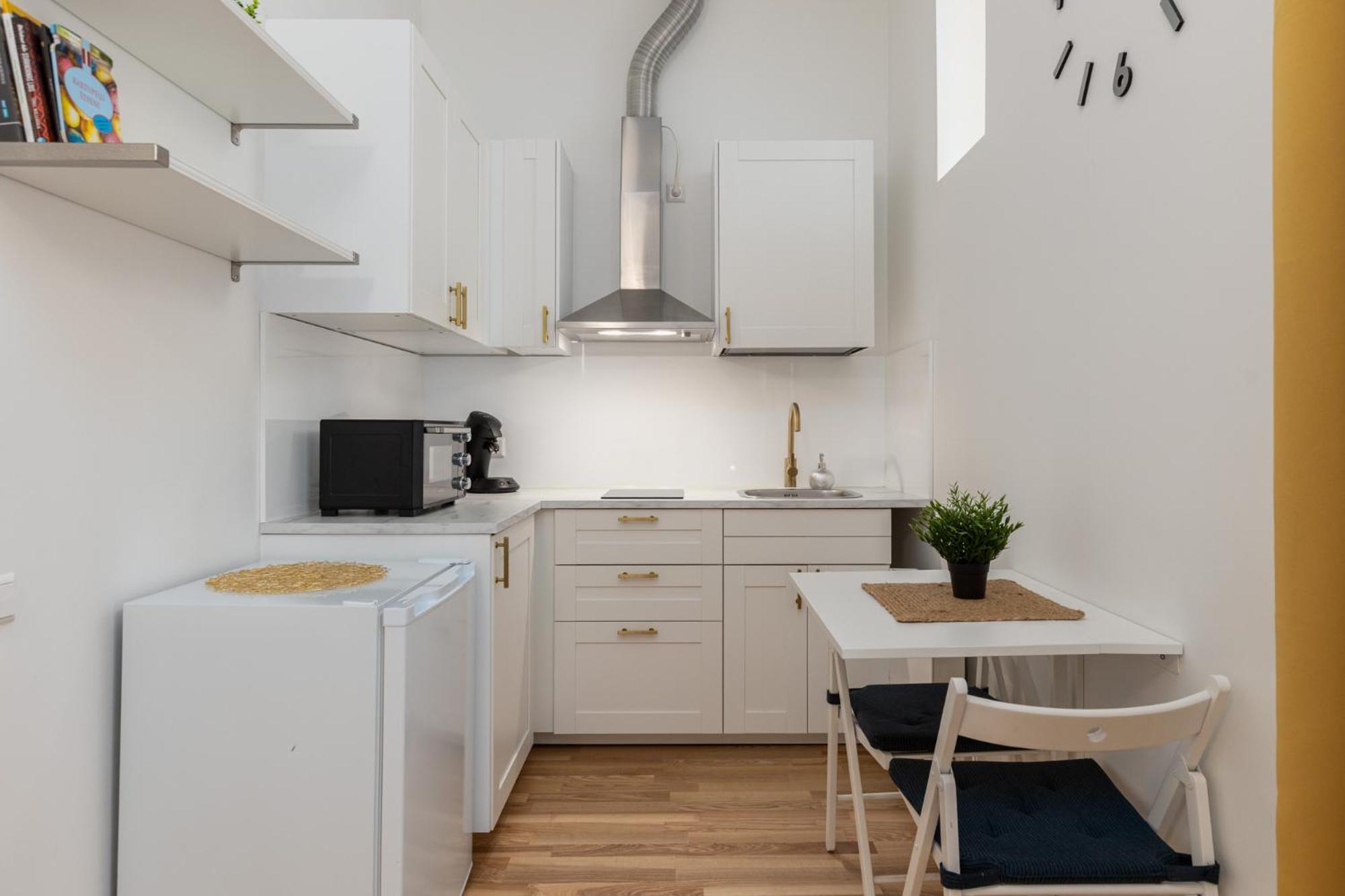 Apartment Compact Next To Jrt *