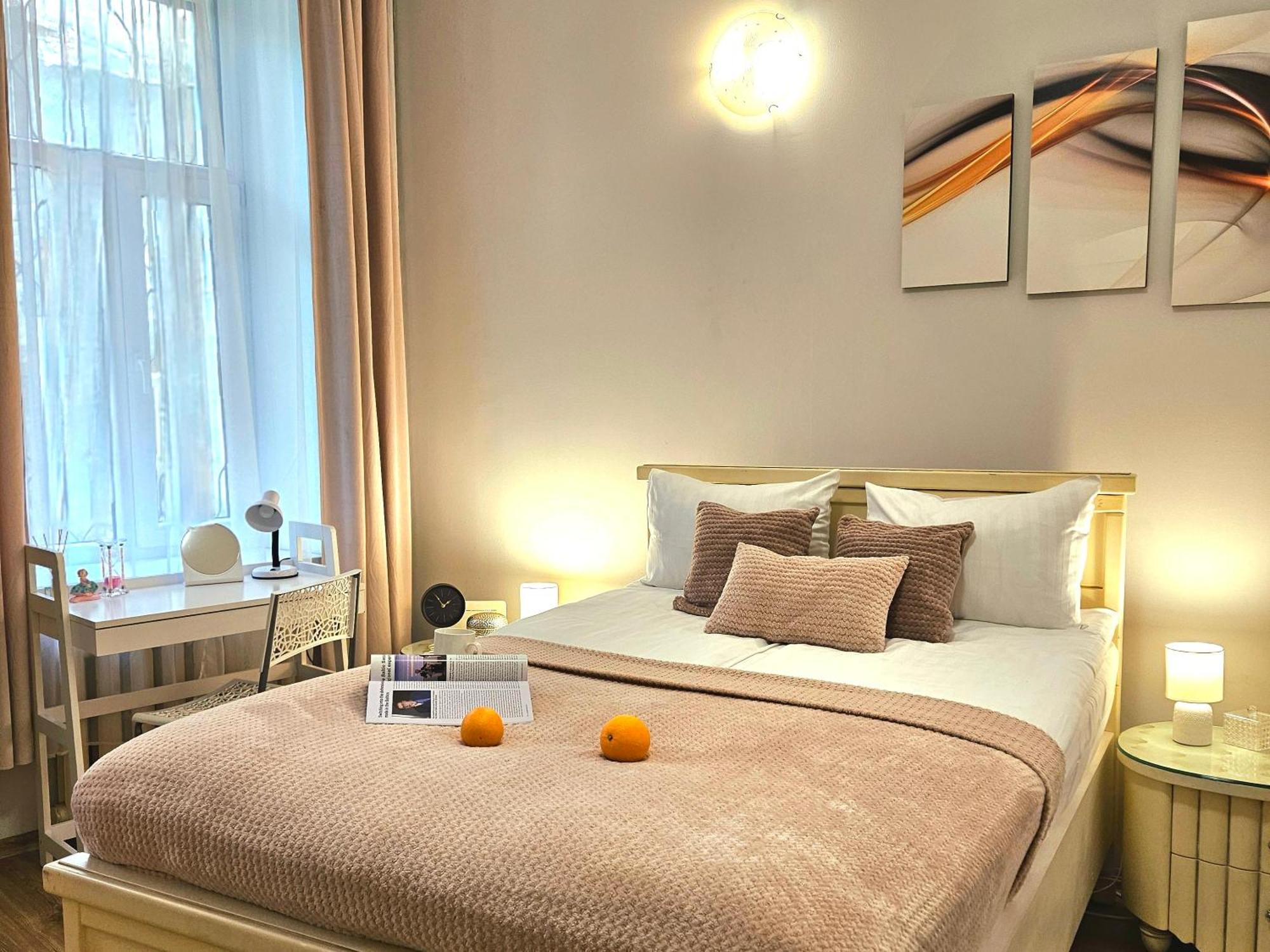 Romantic Apt-great Location- Center-free Parking-self Check-in- Old Town 20 Min Apartment