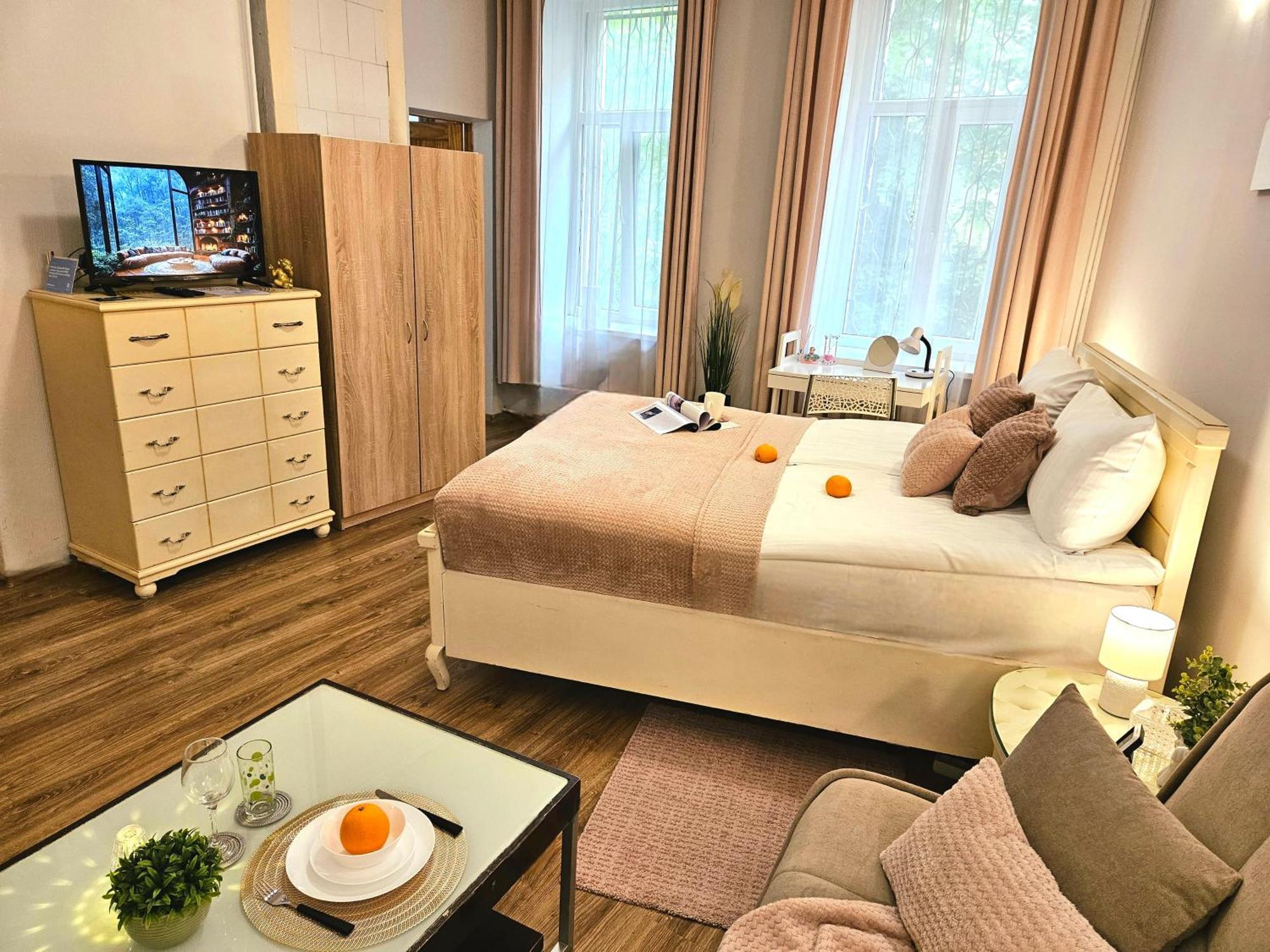 Romantic Apt-great Location- Center-free Parking-self Check-in- Old Town 20 Min