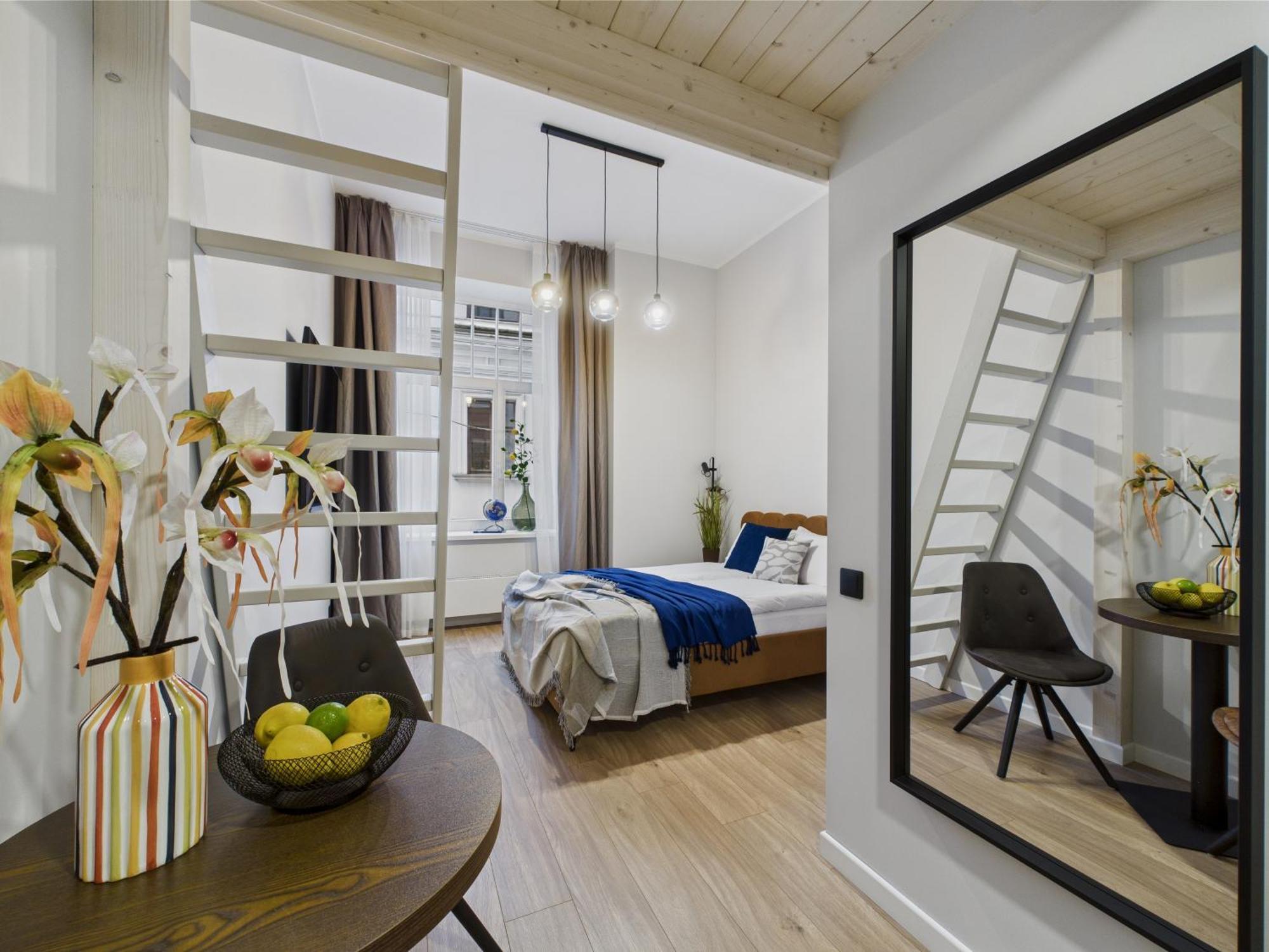 Charming Old Town Loft Studio *