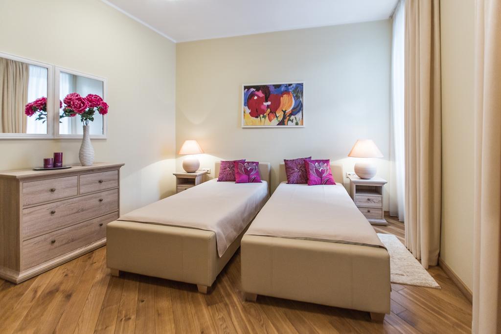 Aparthotel Lux - Ernesta, Free Parking