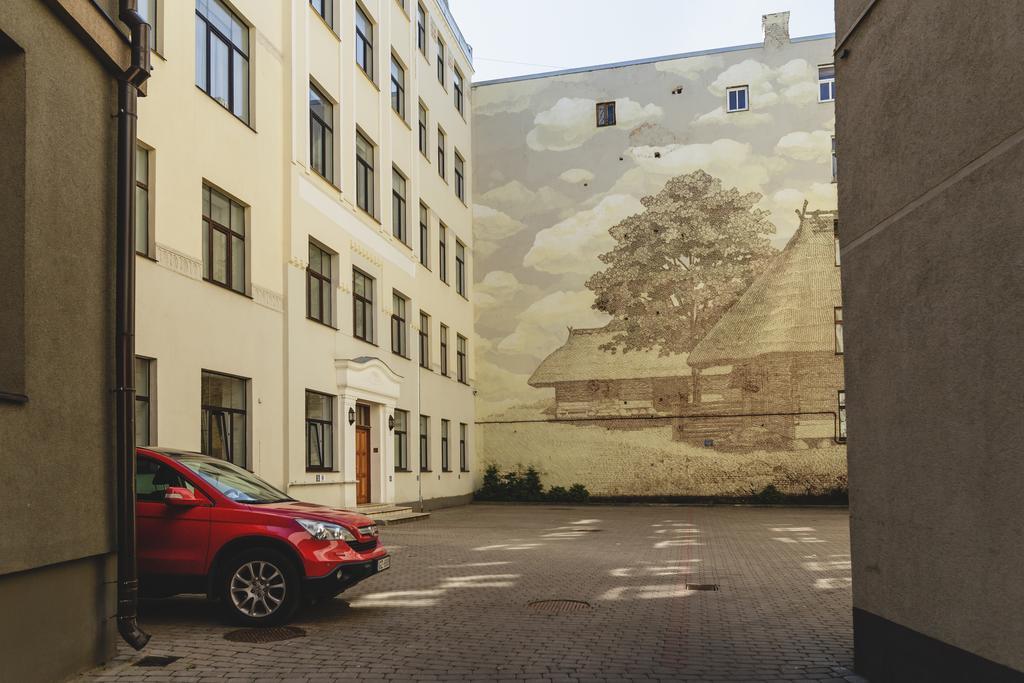 Lux - Ernesta, Free Parking