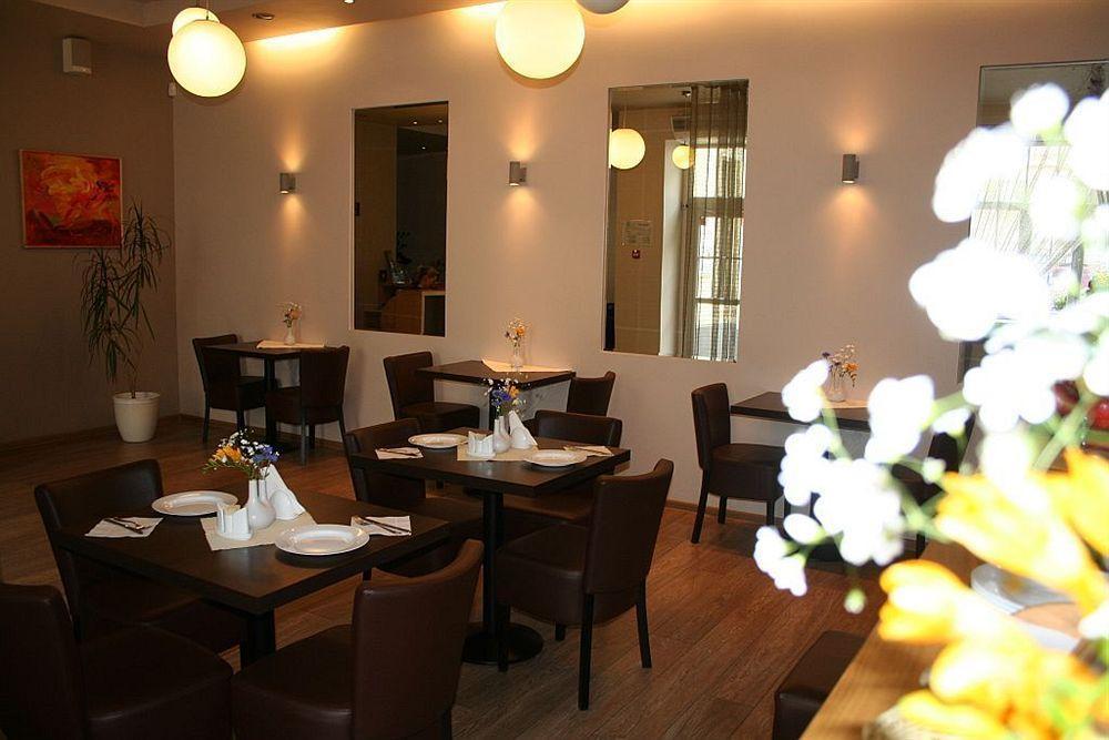 Edvards 3* Riga