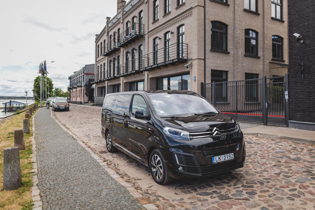 Lux - Ernesta, Free Parking Aparthotel