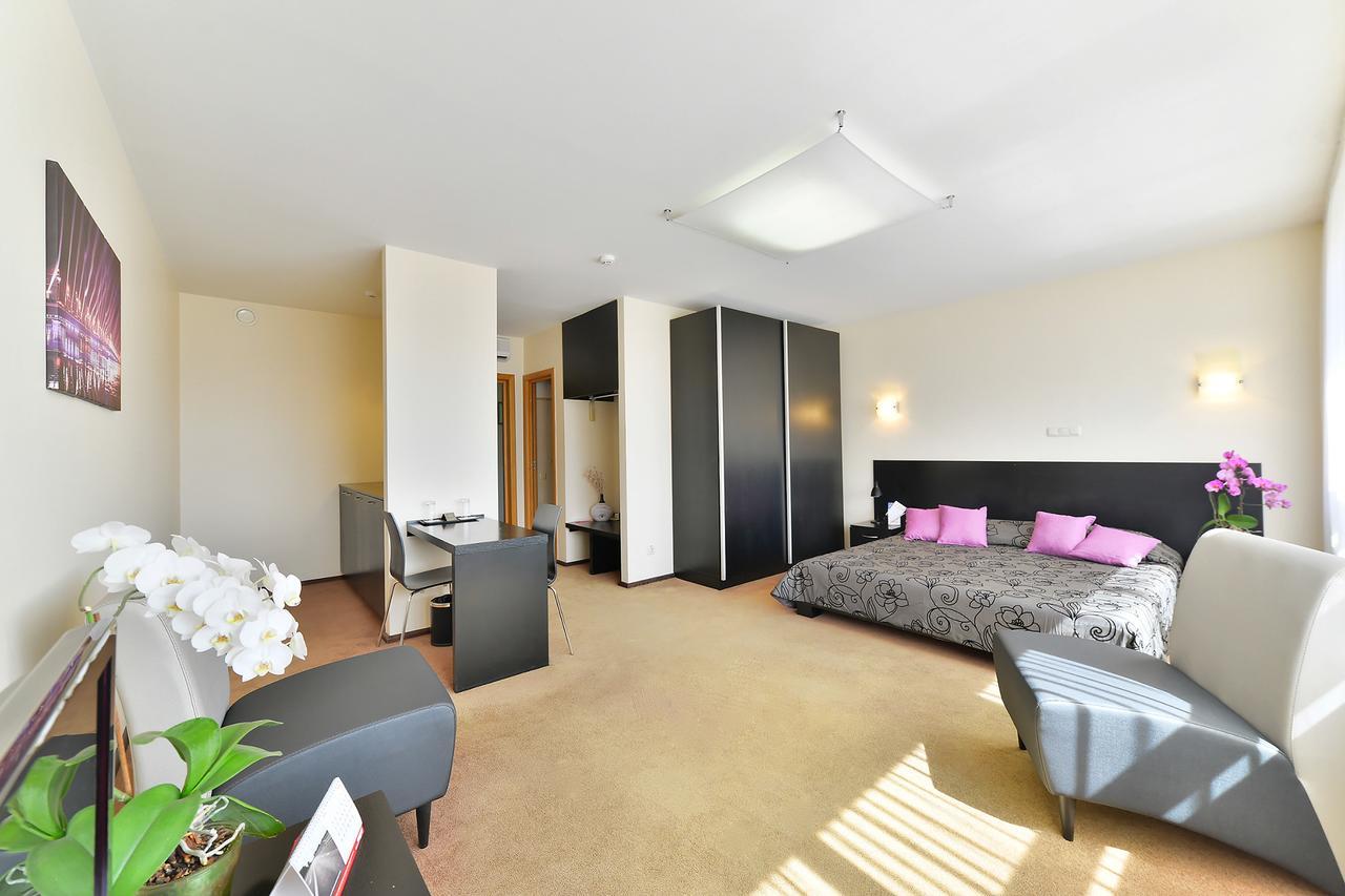 Vantis Riverside Hotel