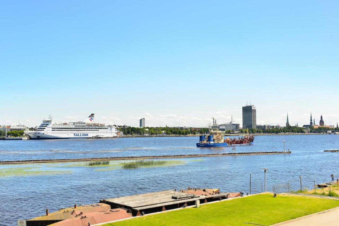 Vantis Riverside Hotel 3*