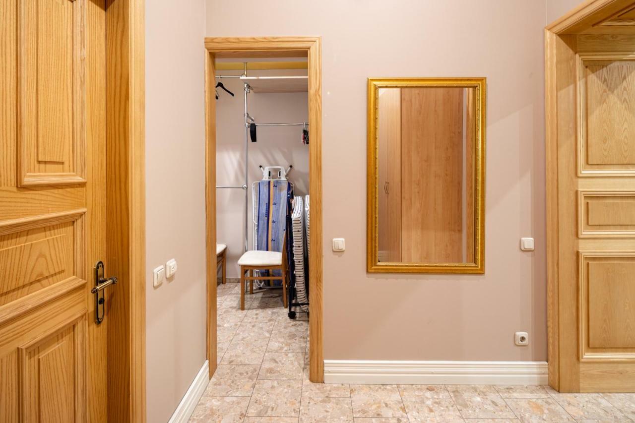 Old 2 Bedroom Vecpilsetas Street Apartment Riga