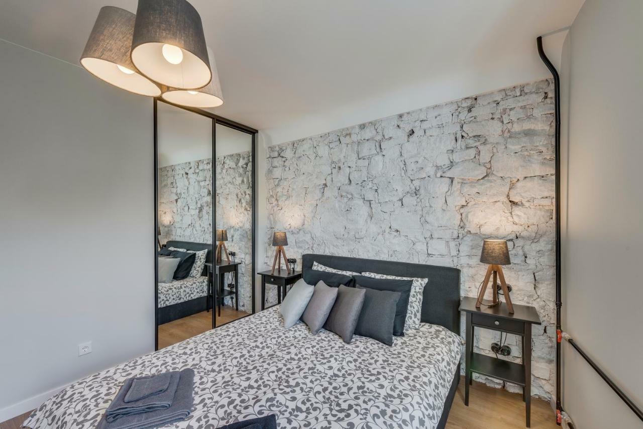 Old Town Black Apartment