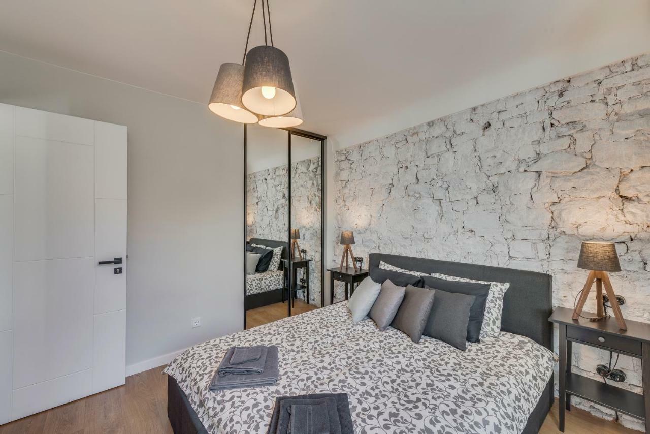 Old Town Black Apartment *