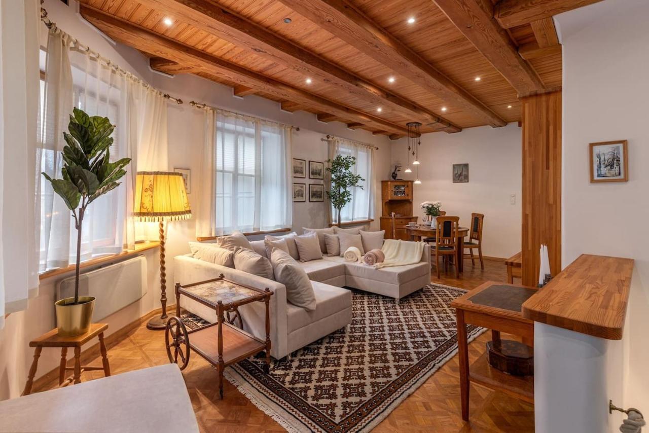 Vintage Old Town Apartment Riga