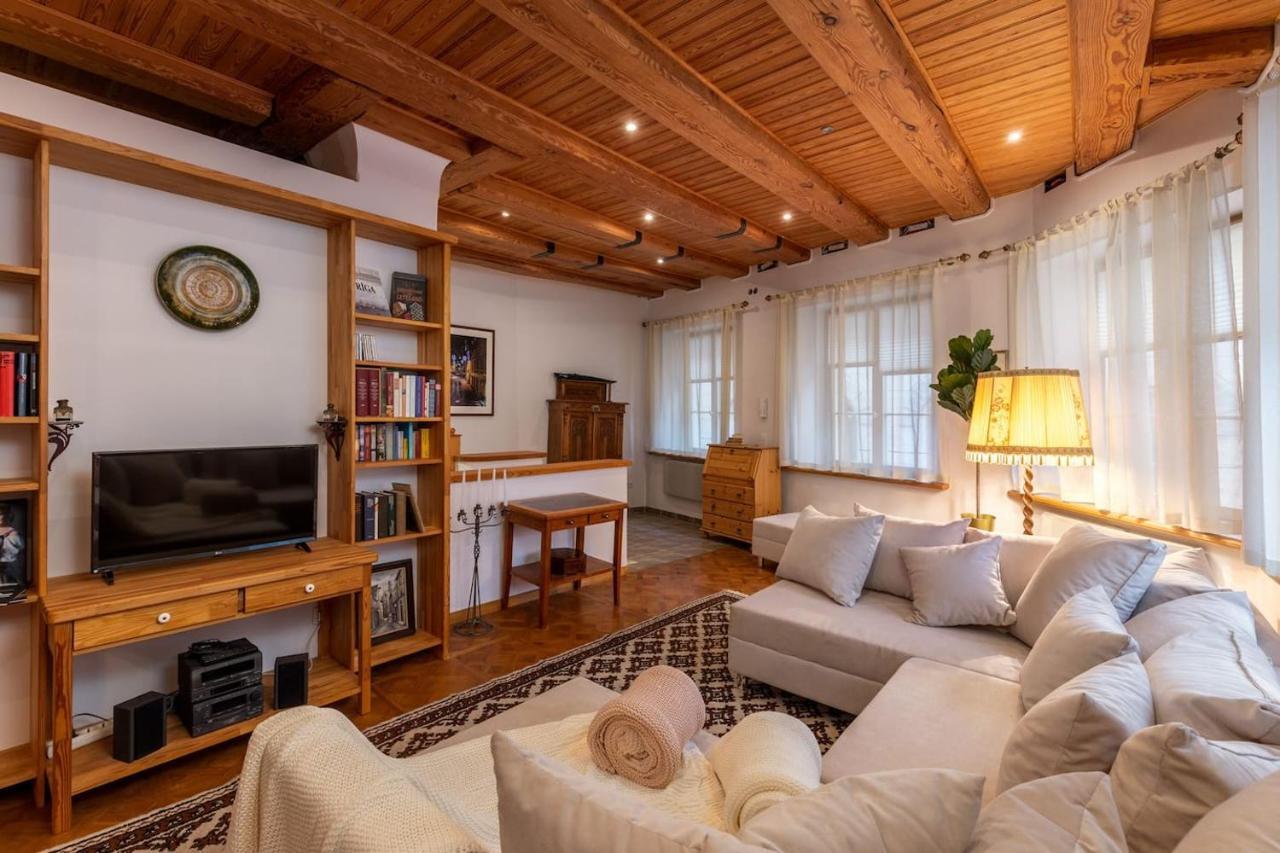 Vintage Old Town Apartment