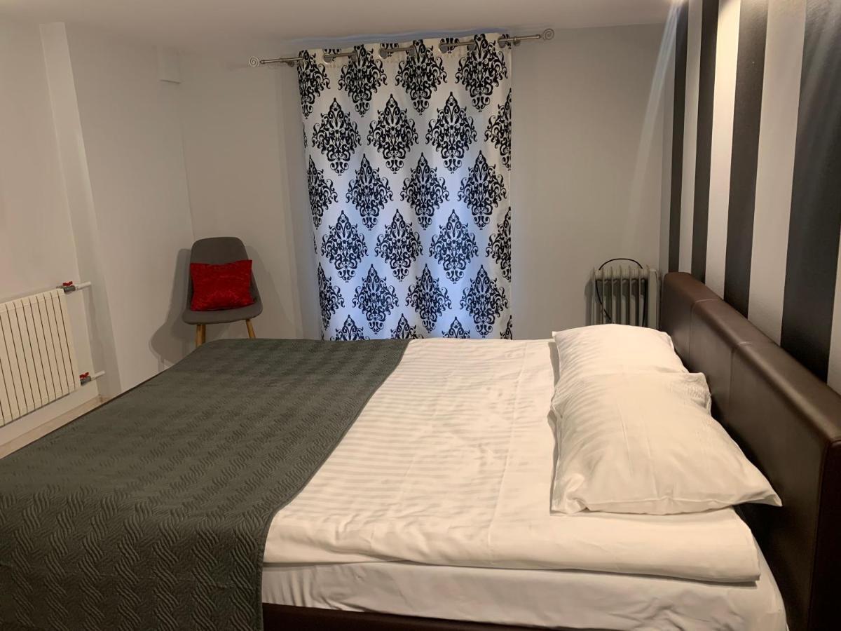 Modern-style Flat 2 *