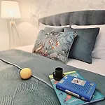 Old Town Serenity Breeze Apartment Prime Location