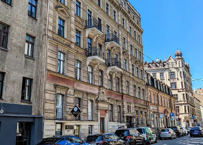 Perfectly Central Apartment 5 Min To Old Town & Art Noveau.