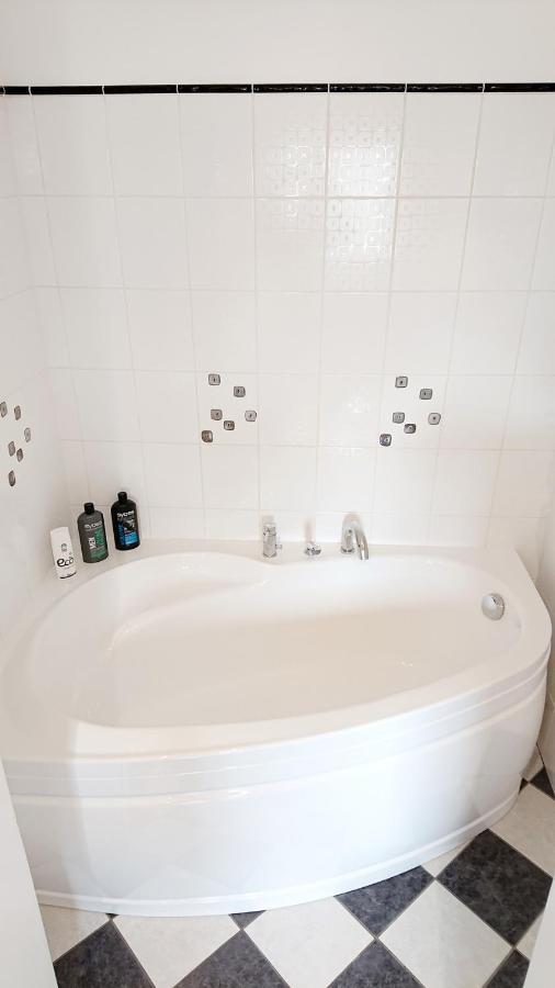 Center Quiet With Free Private Parking Apartment *
