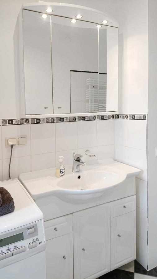 Apartment Center Quiet With Free Private Parking *