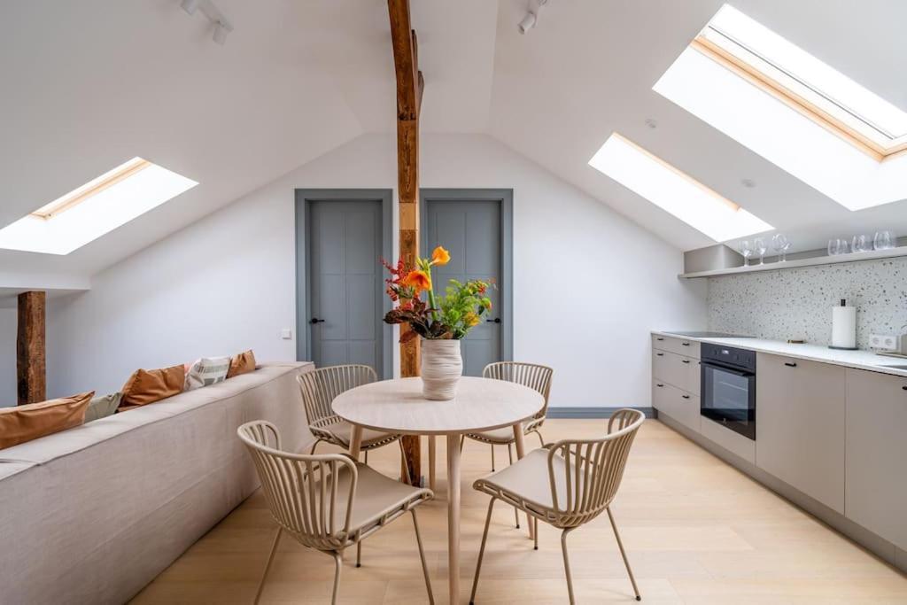 Bright Designer Mansard In City Centre *