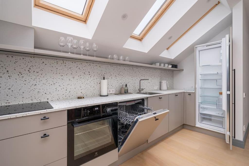 Bright Designer Mansard In City Centre *