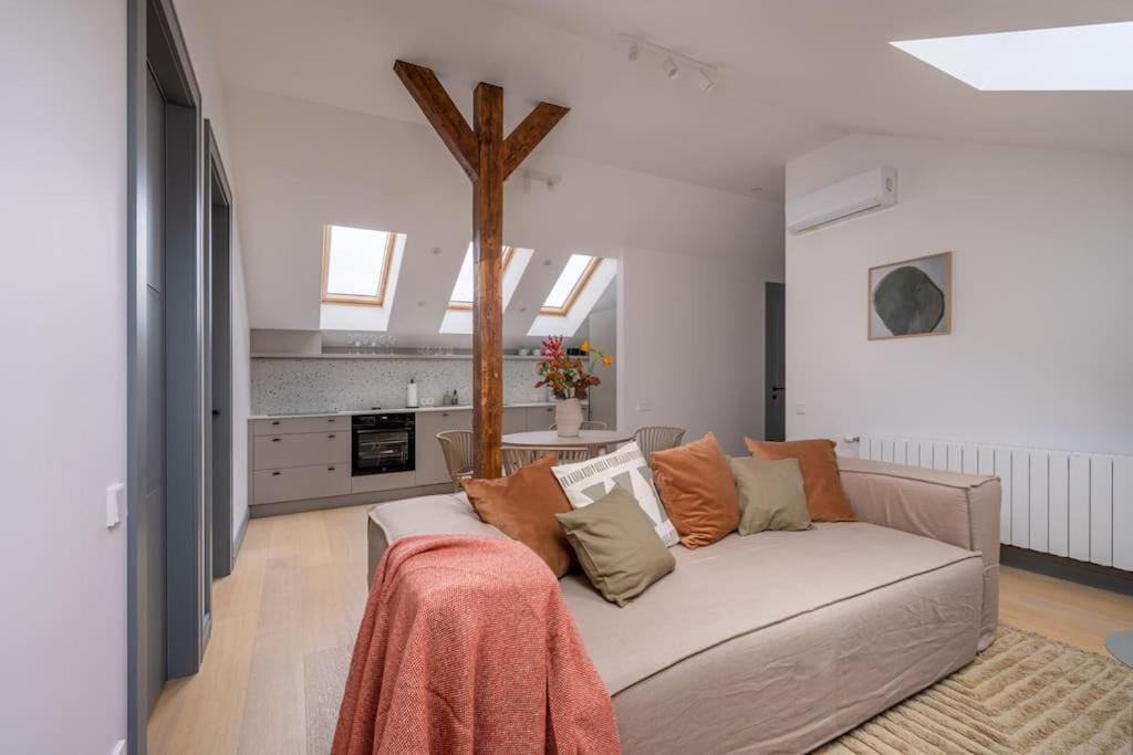 Apartment Bright Designer Mansard In City Centre Riga