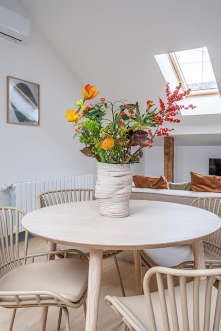 Apartment Bright Designer Mansard In City Centre Riga