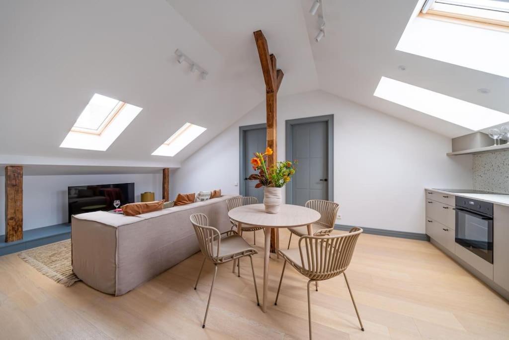 Bright Designer Mansard In City Centre *
