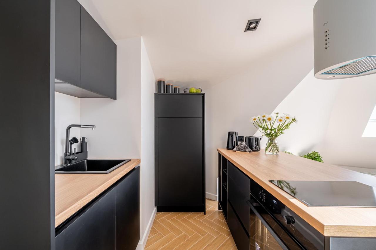 New Flat With Free Underground Parking And Air Conditioning Căn hộ