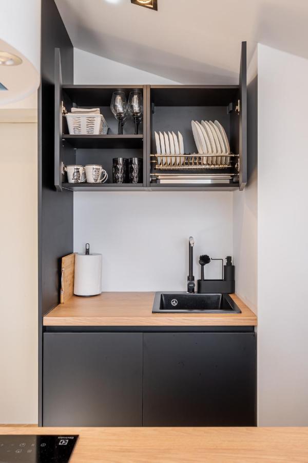 New Flat With Free Underground Parking And Air Conditioning Căn hộ Riga