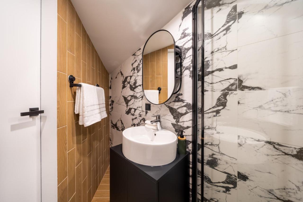 Căn hộ New Flat With Free Underground Parking And Air Conditioning *