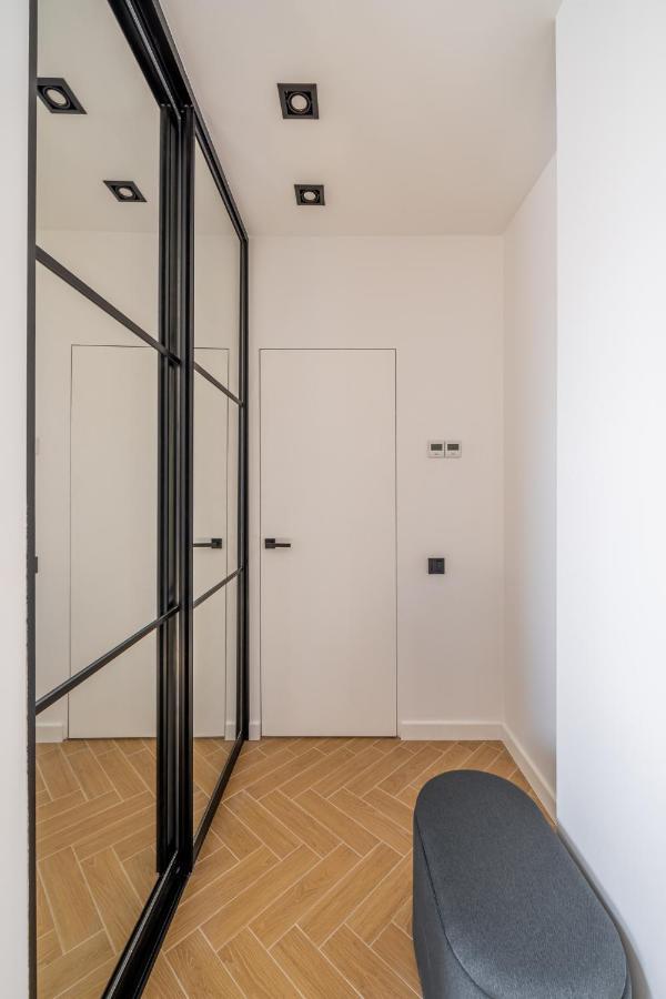 Căn hộ New Flat With Free Underground Parking And Air Conditioning *