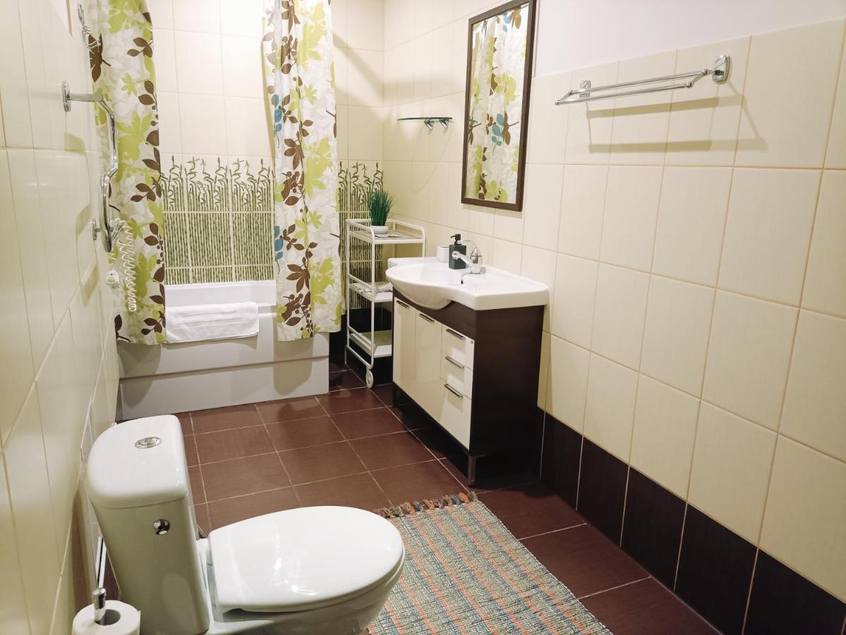 Homey Nest In Midtown Center, Up To 4 Guests, Steps From The Park, Free Parking Apartment *