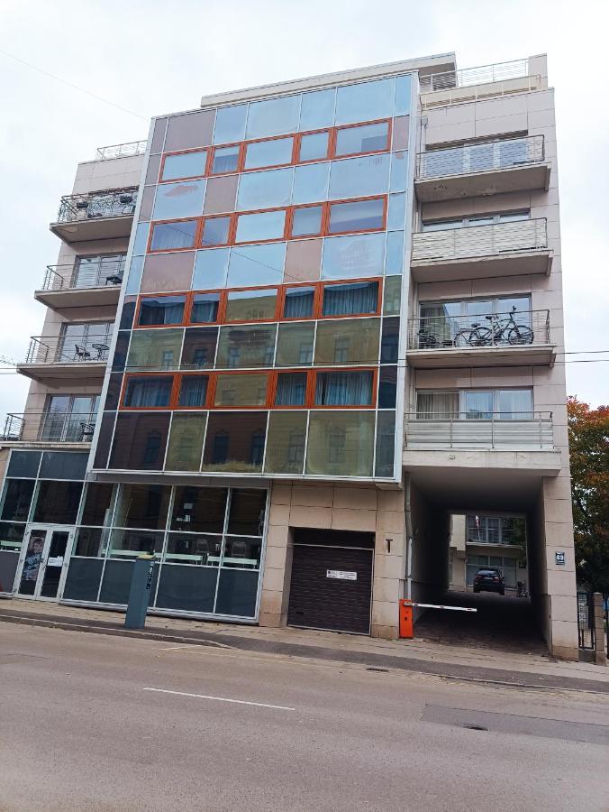Homey Nest In Midtown Center, Up To 4 Guests, Steps From The Park, Free Parking